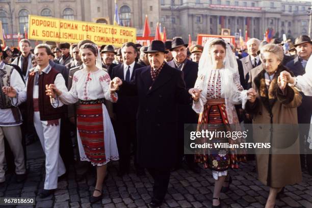 Nicolae Ceausescu et son épouse Elena fêtés dans les rues de la capitale notamment par des danseurs en tenue folklorique le 24 novembre 1989,...