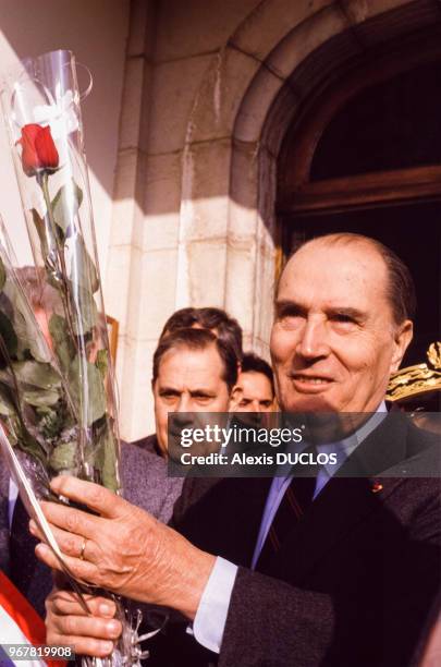 Le président de la République François Mitterrand lors d'un voyage en Franche-Comté avec à gauche Charles Pasqua le 30 mars 1987, France.