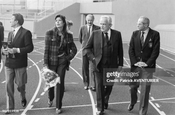 Caroline et le Prince Rainier de Monaco visitent le nouveau stede de la principauté en compagnie de Guy Laroche le 31 mars 1985, Monte Carlo.