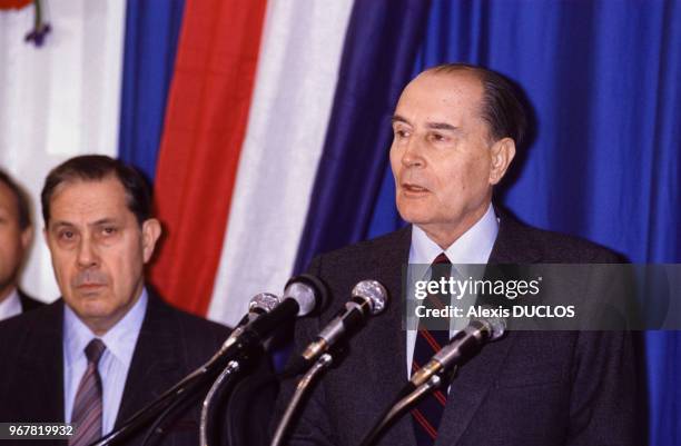 Le président de la République François Mitterrand prononce un discours lors d'un voyage en Franche-Comté avec à gauche Charles Pasqua le 30 mars...