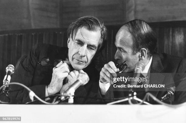 Valéry Giscard d'Estaing et l'économiste John Kenneth Galbraith lors d'une conférence à l'Unesco le 20 juin 1972 à Paris, France.