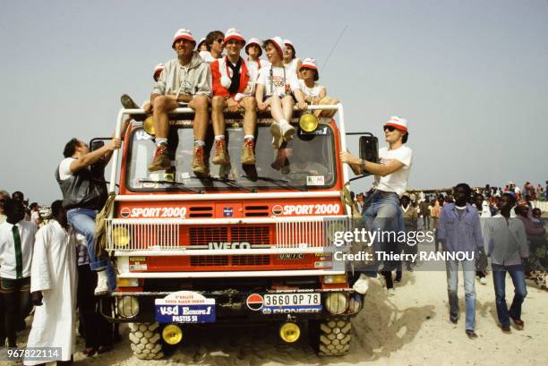 Concurrents à l'arrivée du rallye Paris-Dakar le 23 janvier 1984, à Dakar, Sénégal.