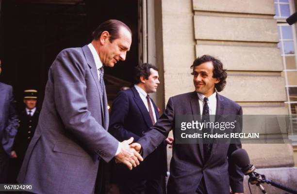 Le Premier ministre Jacques Chirac avec le footballeur Michel Platini sur le perron de l'hôtel Matignon le 27 avril 1987 à Paris, France.