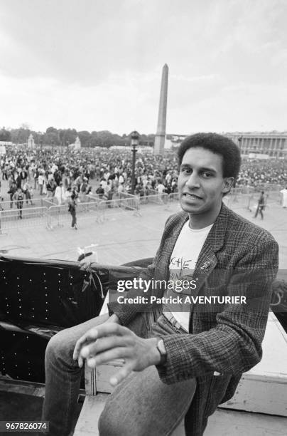 Harlem Désir lors du concert de 'Touche pas à mon pote' à l'appel de SOS Racisme, Place de la Concorde à Paris le 15 juin 1985, France.