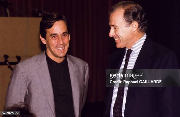 Thierry Ardisson et le Duc d'Anjou lors de la sortie du livre 'Louis XX' à Paris le 30 novembre 1986, France.
