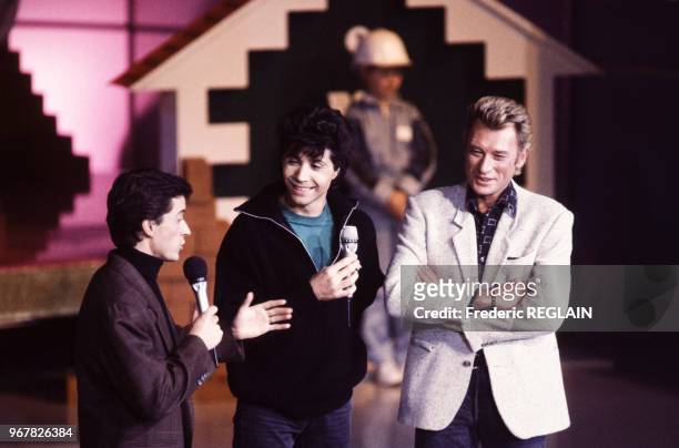 Christophe Dechavanne, Jean-Luc Lahaye et Johnny Hallyday lors d'une émission de variété sur Antenne 2 à Paris le 16 décembre 1986, France.