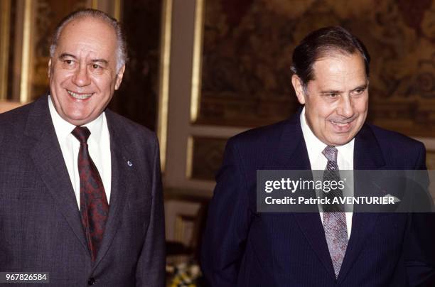 Le ministre délégué à la Sécurité Robert Pandraud et le ministre de l'Intérieur Charles Pasqua le 28 octobre 1986 à Paris, France.