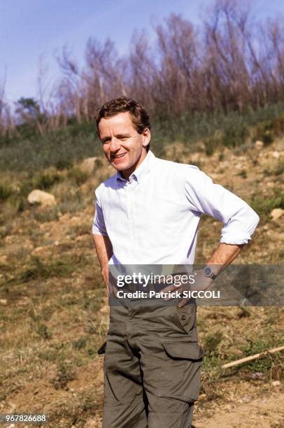 Le ministre délégué à l'Environnement Alain Carignon dans le massif de Tanneron après un incendie le 30 octobre 1986, France.