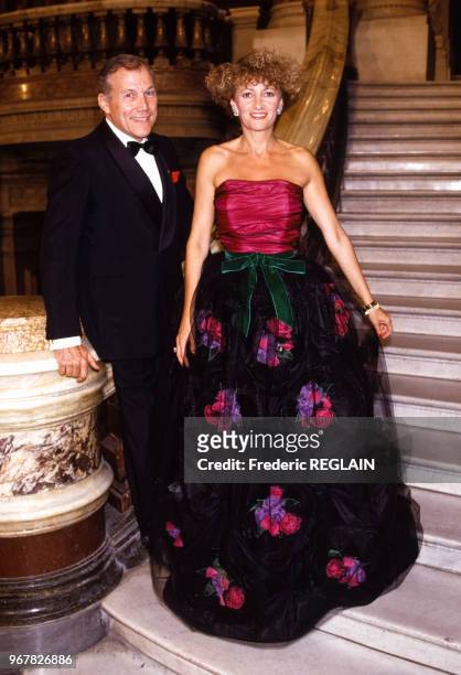 Eve Ruggieri et le chef d'orchestre Georges Prêtre sur le grand escalier de l'Opéra Garnier le le 14 septembre 1987 à Paris, France.
