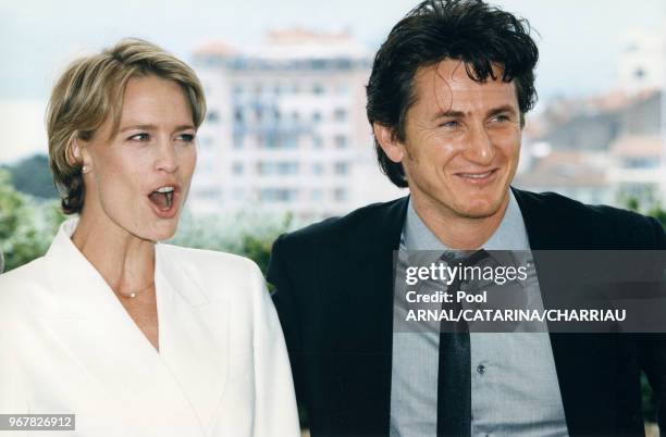 Robin Wright et Sean Penn lors du Festival de Cannes le 16 mai 1997, France.