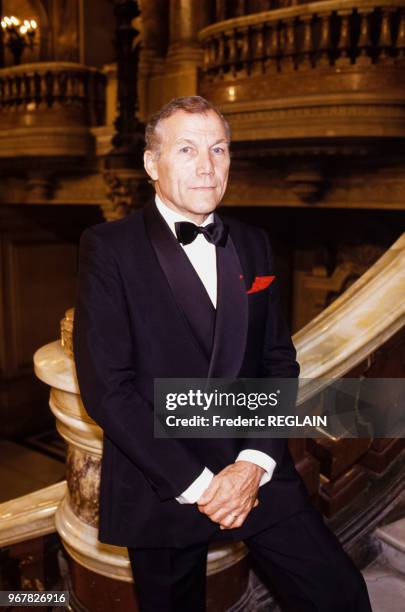 Le chef d'orchestre Georges Prêtre sur le grand escalier de l'Opéra Garnier le le 14 septembre 1987 à Paris, France.