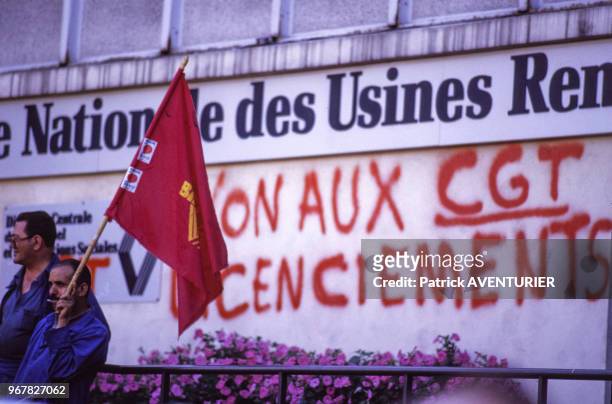 Grévistes aux usines Renault lors d'un conflit social le 30 juillet 1986 à Boulogne-Billancourt, France.
