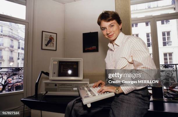 Laurence Parisot, directrice de l'institut Louis-Harris, dans son bureau à Paris le 16 février 1988, France.