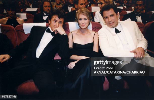 Sean Penn, Robin Wright et John Travolta lors du Festival de Cannes le 16 mai 1997, France.