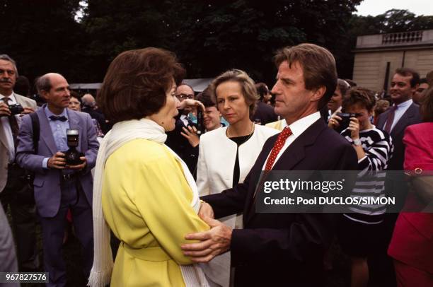 Danielle Mitterrand, Christine Ockrent et Bernard Kouchner lors de la garden-party dans les jardins de l'Elysée le 14 juillet 1991 à Paris, France.