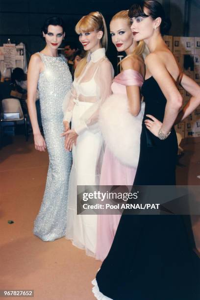 Nadja Auermann, Claudia Schiffer, karen Mulder et Shalom lors du défilé Dior à Paris le 13 octobre 1995, France.