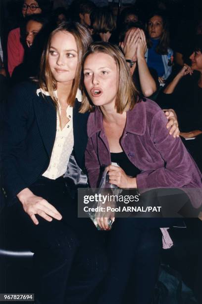 Vanessa Paradis et Florence Thomassin lors du défilé de Corinne Cobson à Paris le 13 octobre 1995, France.