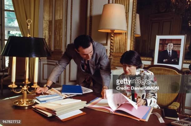 Martine Aubry, ministre du Travail, de l'Emploi et de la Formation professionnelle, dans son bureau avec son directeur de cabinet Guillaume Pépy le...