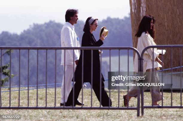 Isabelle Adjani arrive dans le Périgord pour rencontrer le Dalaï-Lama le 25 août 1991 à Saint-Léon-sur-Vézère, France.