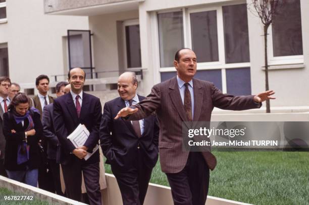 Roger Chinaud, Alain Juppé et Jacques Chirac visitent le quartier de la Goutte d'or le 13 juin 1991 à Paris, France.