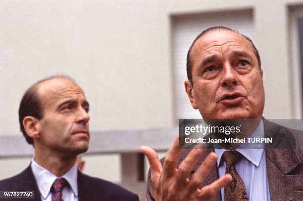 Alain Juppé et Jacques Chirac visitent le quartier de la Goutte d'or le 13 juin 1991 à Paris, France.