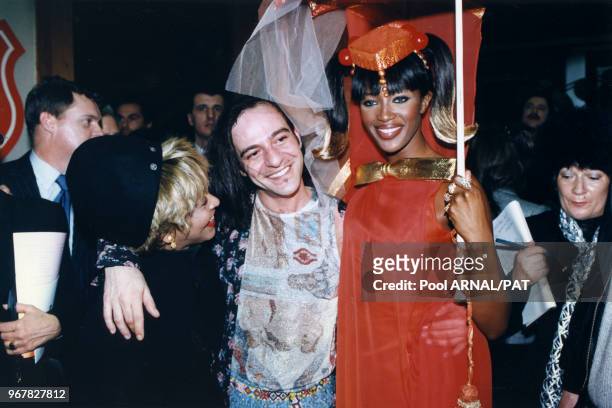 John Galliano, Tina Turner et Naomi Campbell lors du défilé Galliano à Paris le 21 janvier 1996, France.