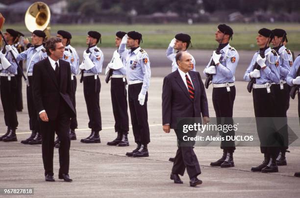 Le ministre de la Défense Pierre Joxe et François Mitterrand lors du pasage des troupes en revue le 13 juin 1991 au Bourget, France.