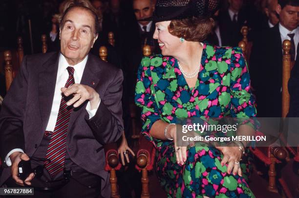 Le président François Mitterrand et la Reine Beatrix des Pays-Bas le 18 juin 1991 à La Haye, Pays-Bas.