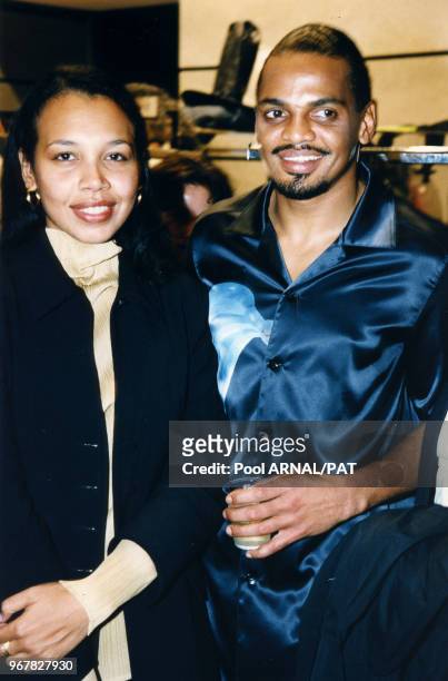 Bernard Lama et sa femme lors du défilé de mode de Junko Koshino à Paris le 14 octobre 1996, France.