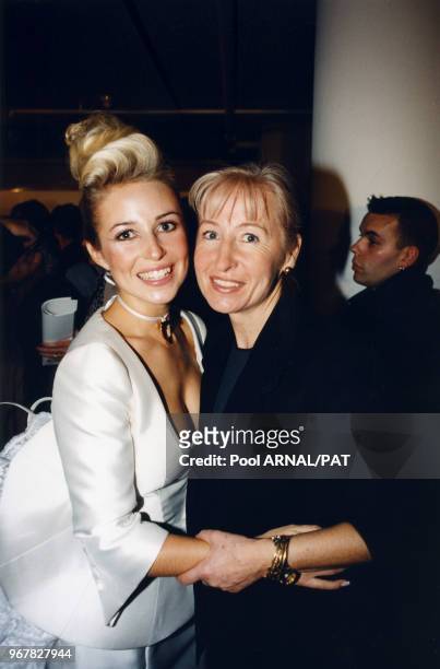 Cachou et sa mère lors du défilé Stéphane Rolland, Prêt-à-Porter, Collection Printemps-été 1997 à Paris le 14 octobre 1996, France.
