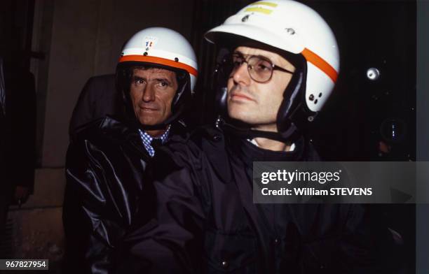 Jack Lang passager d'une moto et coiffé d'un casque le 21 juin 1991 à Paris, France.