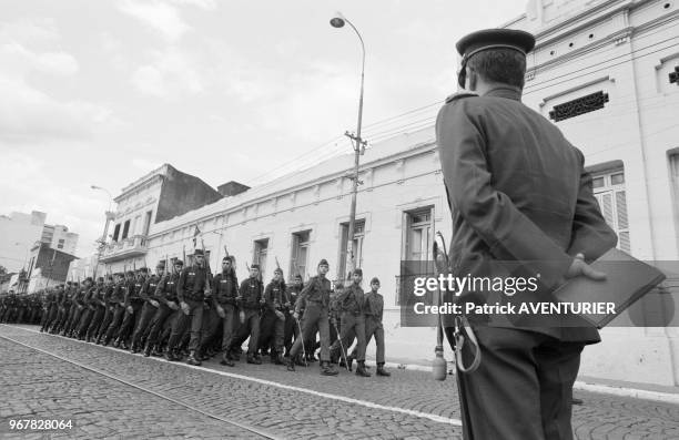 Militaires à l'entrainement pour lecérémonies de la fête d'indépendance du Paraguay, Asuncion le 15 mai 1986.