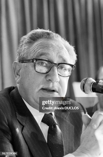 Henry Kissinger, secrétaire d'état américain, lors d'une conférence de presse à Paris le 26 mars 1986, France.