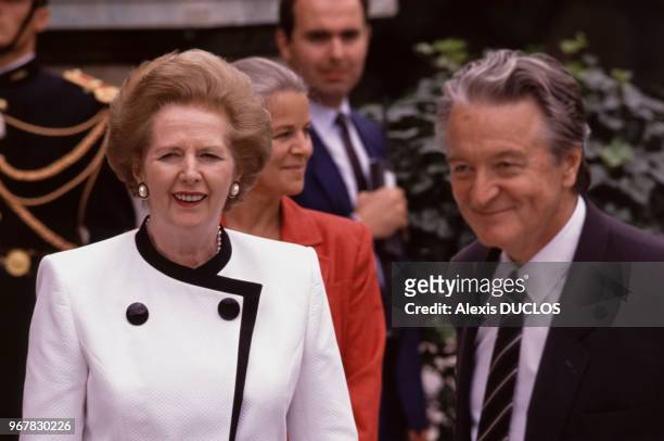 Margaret Thatcher et Roland Dumas au palais de l'Elysée le 14 juillet 1989 à Paris, France.