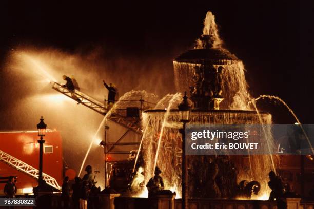 Pompiers place de la Concorde lors de la parade La Marseillaise de Jean-Paul Goude sur l'avenue des Champs-Elysées le 14 juillet 1989 à Paris, France.