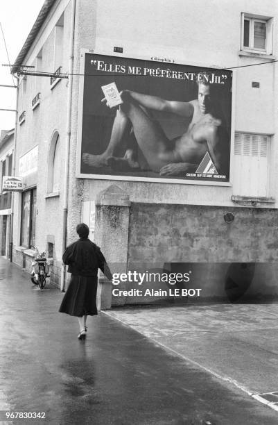 Affiche publicitaire d'un constructeur de maison montrant les seins d'une femme à Nantes le 15 avril 1986, France.