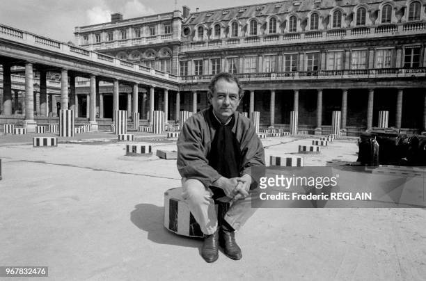 Le sculpteur français Daniel Buren pose parmi ses colonnes du Palais-Royal à Paris le 17 avril 1986, France.
