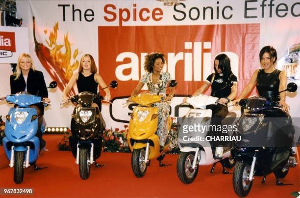 Emma Bunton, Geri Halliwell, Melanie Chisholm, Melanie Brown et Victoria Beckham, membres du groupe Spice Girls, présente un scooter Aprilia à Paris...