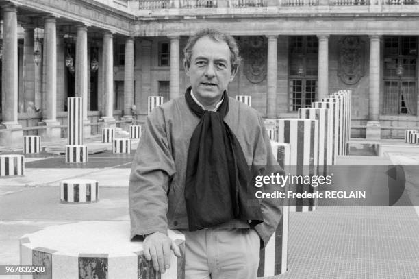 Le sculpteur français Daniel Buren pose parmi ses colonnes du Palais-Royal à Paris le 17 avril 1986, France.