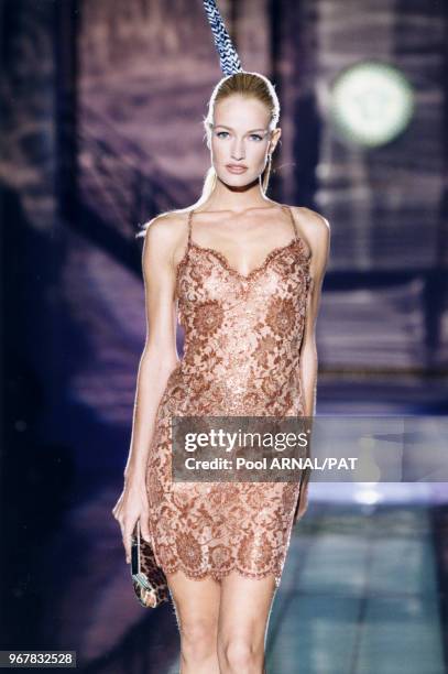 Karen Mulder au défilé Versace, Haute Couture, collection Printemps-été 1996 à Paris le 21 janvier 1996, France.