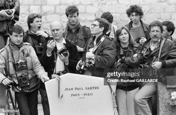 Photographes à côté de la tombe de Jean-Paul Sartre lors des obsèques de Simone de Beauvoir au cimetière du Montparnasse à Paris le 19 avril 1986,...