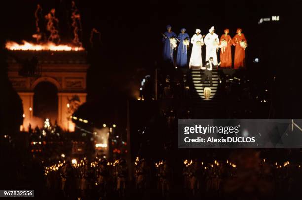 Parade La Marseillaise de Jean-Paul Goude sur l'avenue des Champs-Elysées le 14 juillet 1989 à Paris, France.