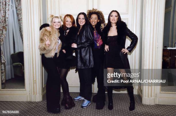 Emma Bunton, Geri Halliwell, Melanie Chisholm, Melanie Brown et Victoria Beckham, membres du groupe Spice Girls, à Paris le 16 décembre 1997, France.