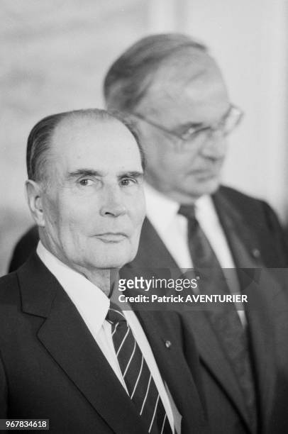 François Mitterrand et Helmut Kohl lors d'une visite du président français à Trèves le 24 avril 1986, Allemagne.