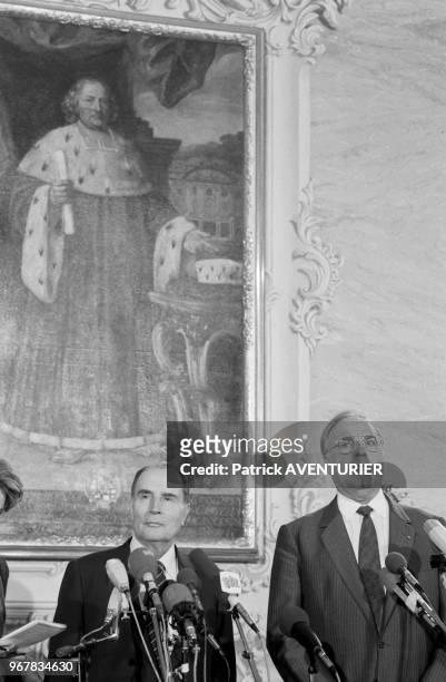François Mitterrand et Helmut Kohl lors d'une visite du président français à Trèves le 24 avril 1986, Allemagne.