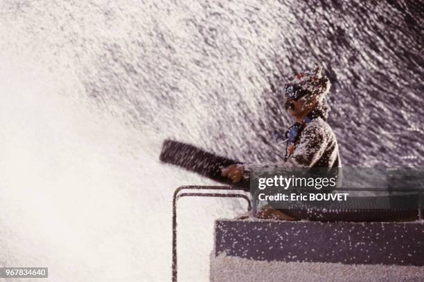 Canon à confettis lors de la parade La Marseillaise de Jean-Paul Goude le 14 juillet 1989 à Paris, France.