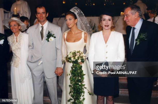 Christian Vadim et Caroline Bufalini avec leur parents Catherine Deneuve et Roger Vadim lors de leur mariage à Autun le 21 septembre 1996, France.