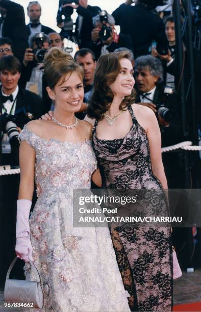 Sandrine Bonnaire et Emmanuelle Béart lors de la cérémonie de cloture du Festival de Cannes le 18 mai 1997, France.