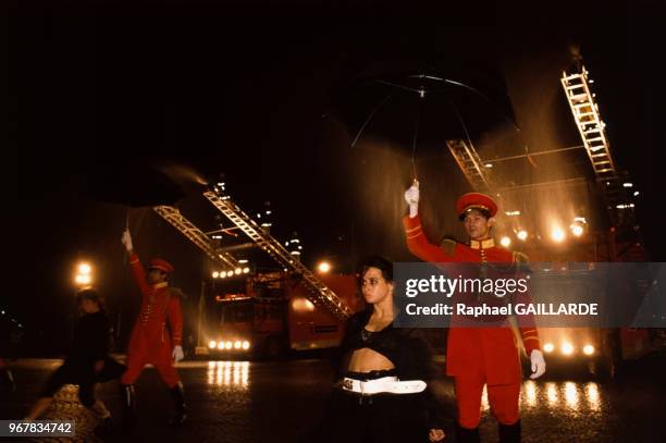 Parade La Marseillaise de Jean-Paul Goude place de la Concorde le 14 juillet 1989 à Paris, France.