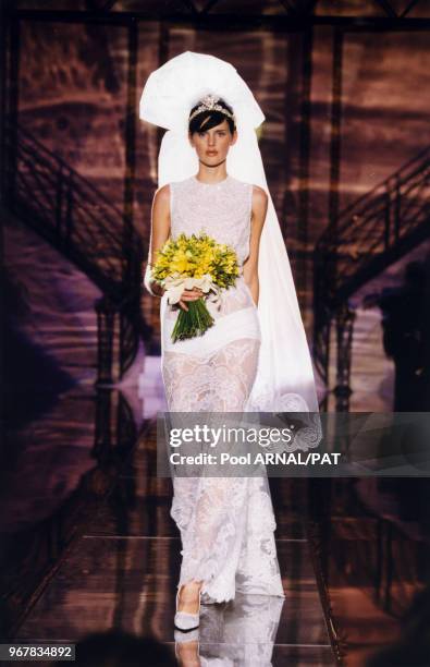 Stella Tennant au défilé Versace, Haute Couture, collection Printemps-été 1996 à Paris le 21 janvier 1996, France.